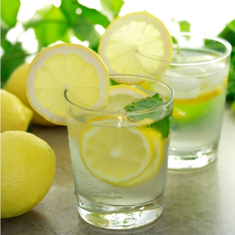 стакан теплой воды с лимоном