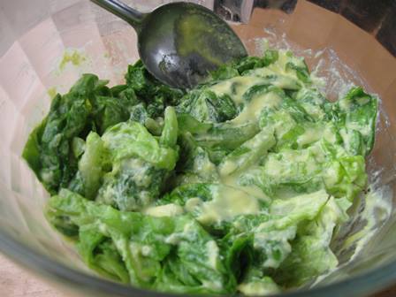 Зелений салат в сметанному соусі