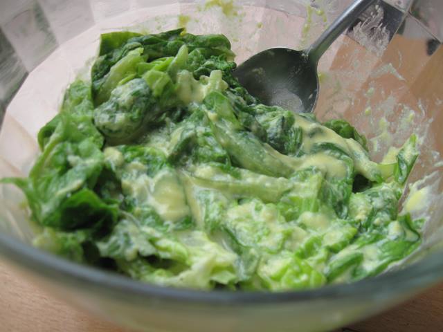 Зелений салат в сметанному соусі