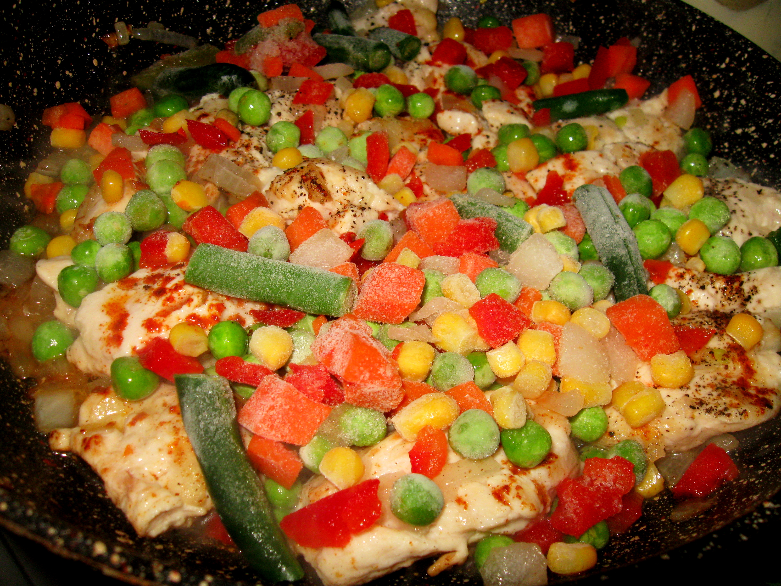 куряча грудинка з овочами під соусом каррі