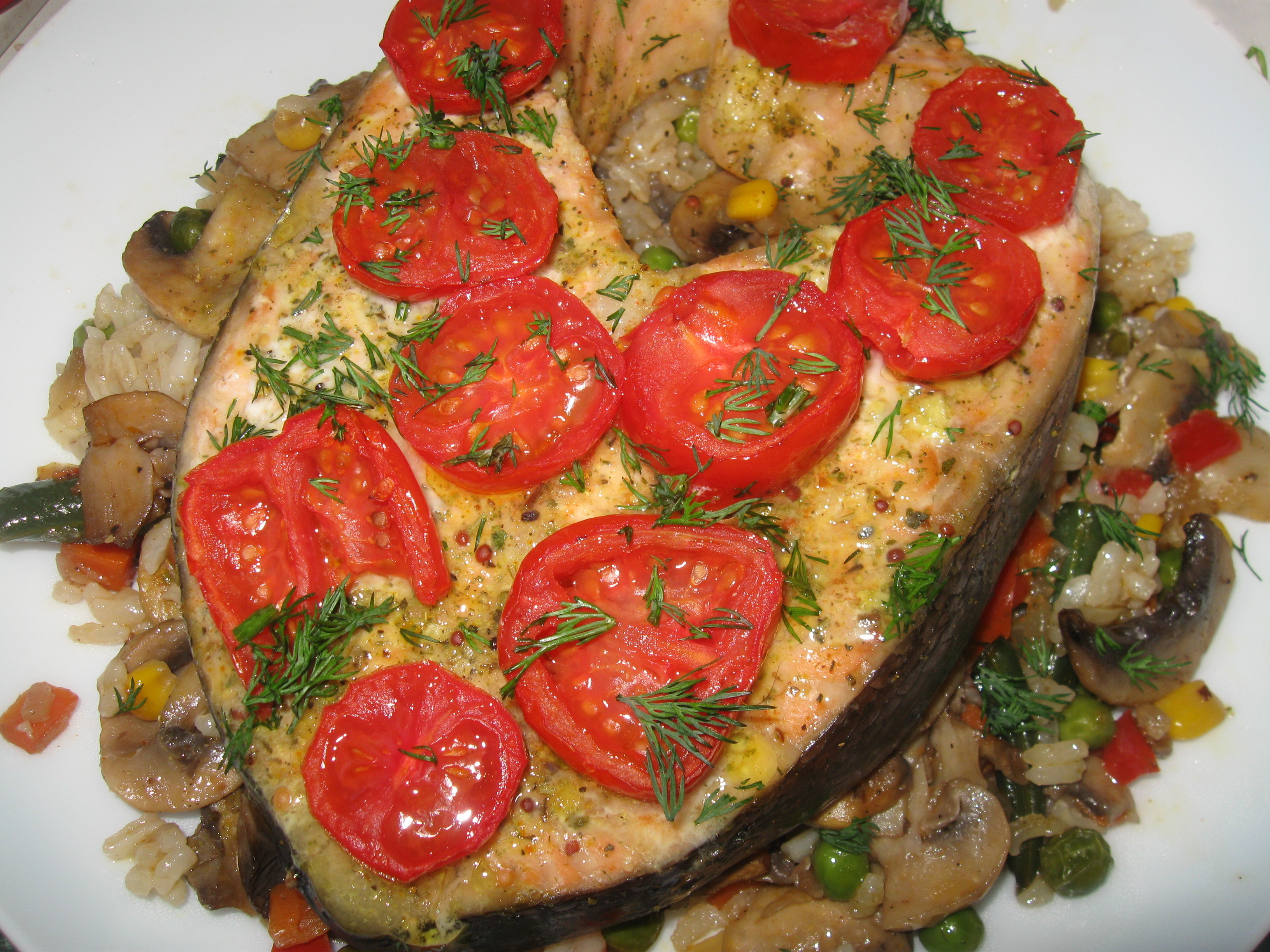 Запечений стейк лосося з рисом та овочами