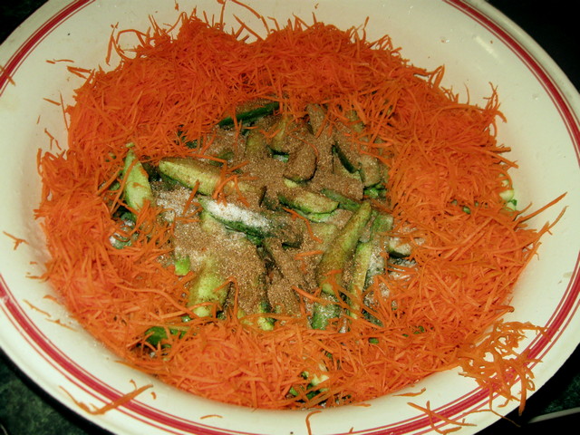 Мариновані огірки з морквою – по-корейськи