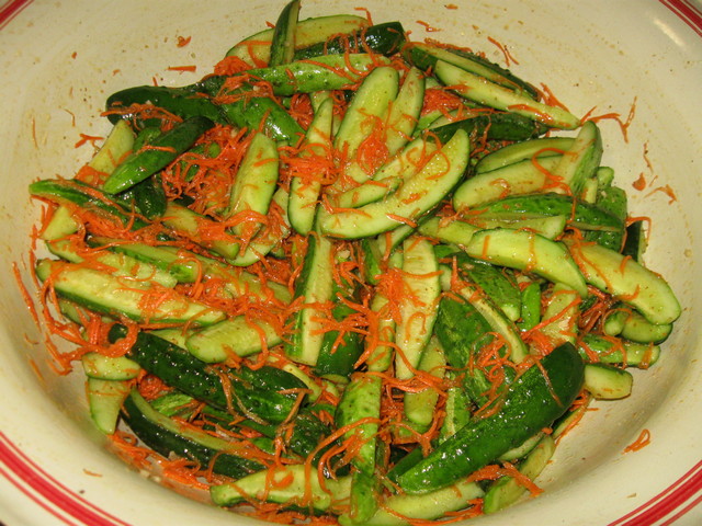 Мариновані огірки з морквою – по-корейськи